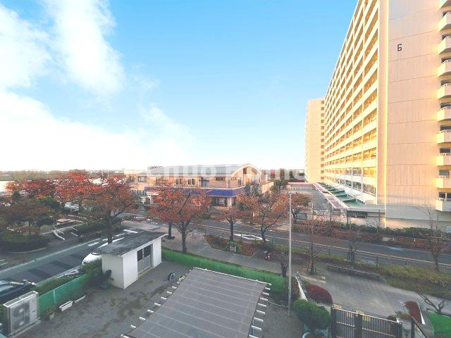 手を伸ばせば、ふれることが出来そうな環境が、そのままインテリアになったような印象です。その豊かな眺望にふさわしい空間には、通風・採光にも優れ、心地よい光と風があふれています