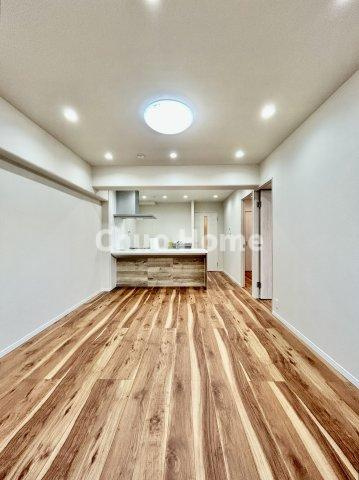 【ダイニング】忙しい朝でも、しっかり家族が揃って食事をして頂けるゆとりある大きさのダイニングスペース。奥様が作る手料理をカウンター越しに受けとって頂き、テーブルで囲む素敵な時間を存分に愉しんで下さい。