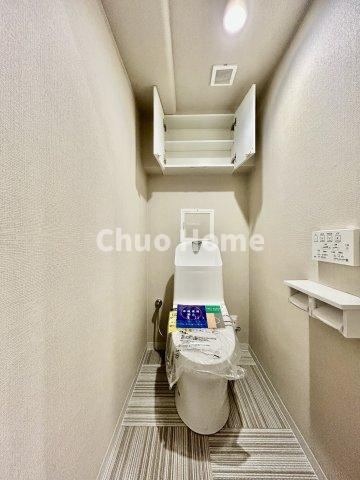 【トイレ】　収納スペースをしっかりと確保した温水洗浄便座機能付きトイレ。温水洗浄便座は清潔にお使いいただくための大切なアイテムです。