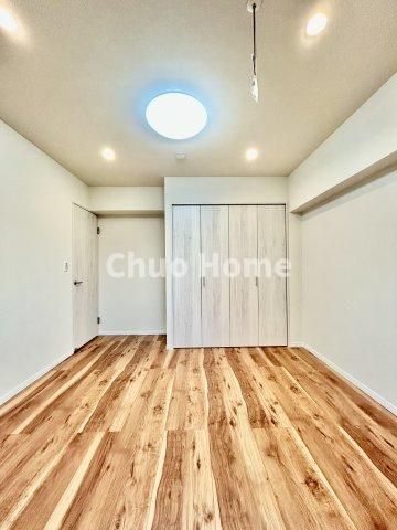 【洋室】快適に過ごす条件は、一人ひとり違います。だからこそ飾り過ぎないシンプルな内装と偏り過ぎないデザインで統一しております。居住していく中でオーナー様だけの【マイホーム】に創り上げて下さい