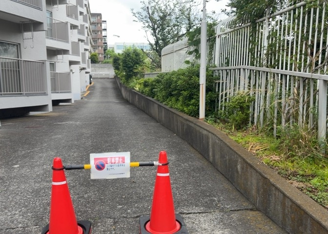 物件によっては、入居者が個人的に使用できる専用庭がついているものもあります。また、住宅の中にある土間の部分を庭と呼ぶこともあります。庭の用途は住む人によって変わり、それによってデザインもさまざまです。