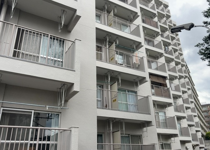 中庭（パティオ）とは、一つの建築物の内部に設けられた、壁などで囲われている庭のことを指します。コの字型、ロの字型が主流ですが、L字型の中庭もあります。最近では、インテリア性の高さからも人気があります。
