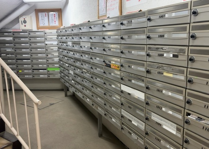 エントランス付近に設置されている集合ポストは、住んでいる部屋と離れているため、ポストをあさるなど誰かに何かされていても被害に気づきにくいです。入居する時には他人に特定されにくい番号で鍵をかけましょう！