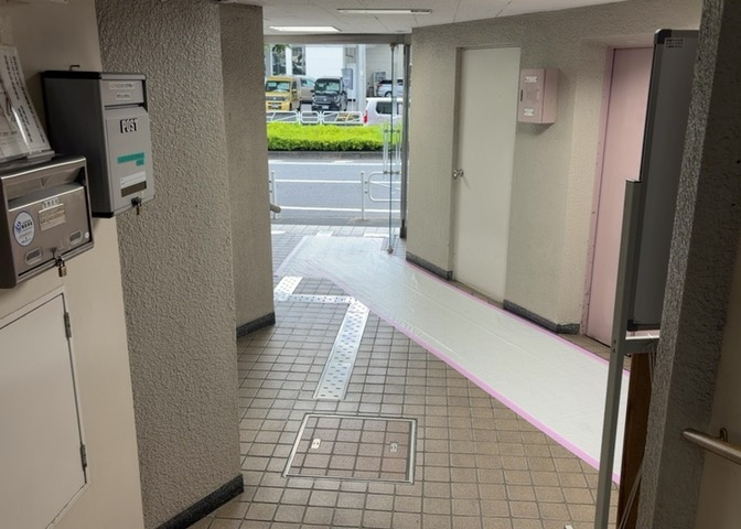 ロビーというと、エントランスと何がちがうの？と思いますよね。実はロビーとエントランスには明確な決まりはありません。物件によっては、エントランスを入って広がるある程度の広さのある空間がロビーとなります。