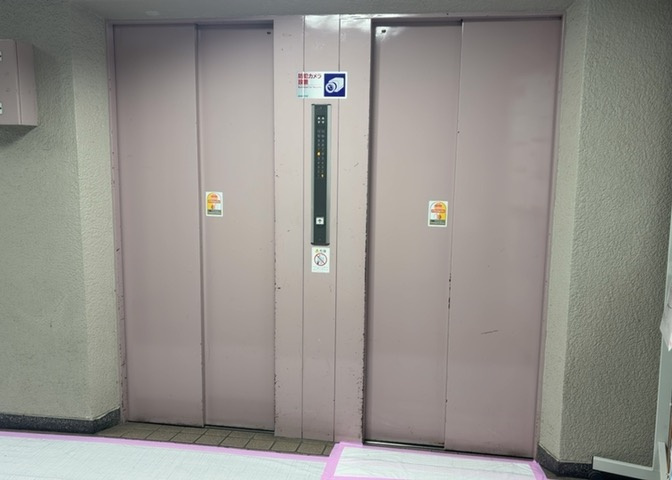 共用部分は、一棟の建物に住む区分所有者全員が共同で所有するとし、共用部分の管理、補修などは、区分所有者で形成される管理組合が行います。個人の判断で勝手に変更することはできませんので覚えておきましょう。