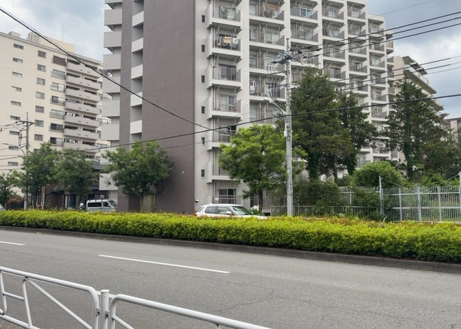 隣家の土地はどうなっているのか、生活利便施設が近くにあるのか、学校まで近いかなど、お客様のライフスタイルにあわせたイメージが重要です。また、近くにあると困る施設が近くにないかも確認するといいでしょう。