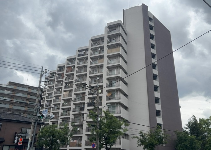 眺望の良さを楽しめるダイニングキッチンで家族団らんの時間を過ごしてはいかがでしょうか。バルコニーから見える景色を家族で眺める時間は、時間が経つのを忘れてしまいそうですね。是非、現地を見に行きましょう！