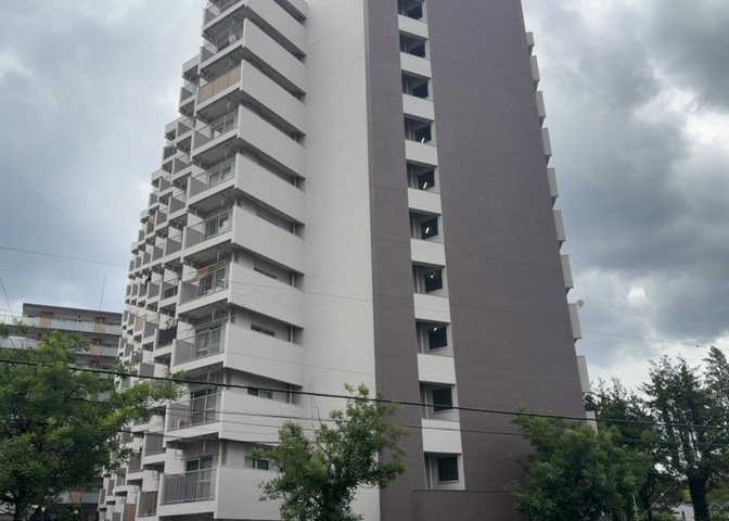 道幅が広い場所は日当たりや風通が良好です。幅が広いのですれ違いも可能ですし大きな車でも駐車可能！一方で、大型車が通ることも多くなるため交通量の増加により騒音に繋がります。また土地の値段が高くなります。