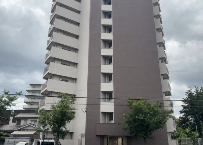 ＲＣ造、Reinforced　Concreteは直訳すると補強されたコンクリートです。主に柱や梁・床・壁が鉄筋とコンクリートで構成おり、鉄筋を組んだ型枠にコンクリートを流し込んで固めたものを指します。