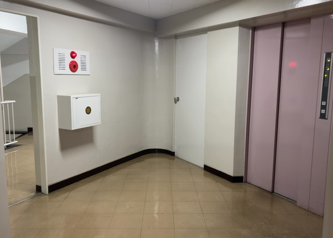 共用部分は、一棟の建物に住む区分所有者全員が共同で所有するとし、共用部分の管理、補修などは、区分所有者で形成される管理組合が行います。個人の判断で勝手に変更することはできませんので覚えておきましょう。