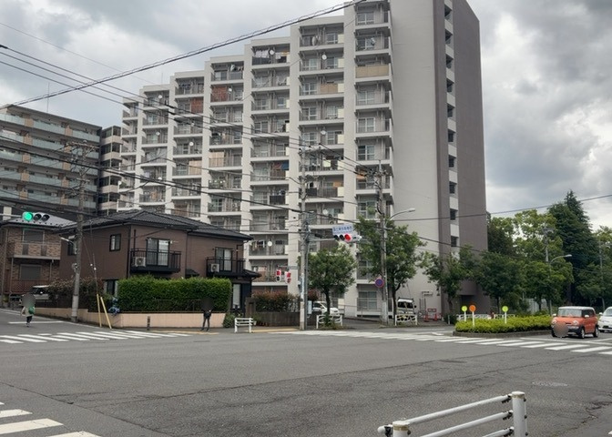 外観はマンション管理がされているかの目安になります。築年数が古いと、壁面は劣化してひび割れが生じることも！建物が古びていても細かいところが修繕されていると、きちんと管理されているなぁと感じるでしょう。