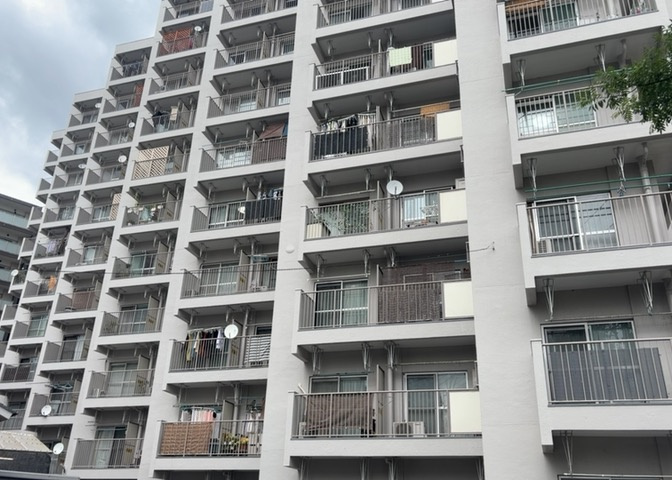 マンションの駐輪場は、事前に空きがあるか確認を取ると安心です。せっかく入居したのに駐輪スペースがない！なんてことになったら大変ですよね。そこで、内見時や購入前にはまず事前に確認しておくと良いでしょう。