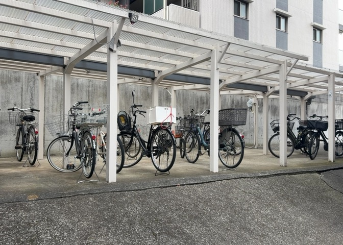 車一台あたりに必要なスペースは、標準サイズの普通自動車で横幅2m50cm、長さ5mは必要になります。ただし、乗降のことも考慮して横幅3m30cm、長さ5m50cmほどは確保できるところを選びましょう。