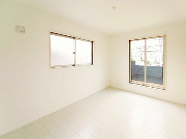 2階8.0帖の洋室。WIC完備。バルコニーに面した明るいお部屋です　
