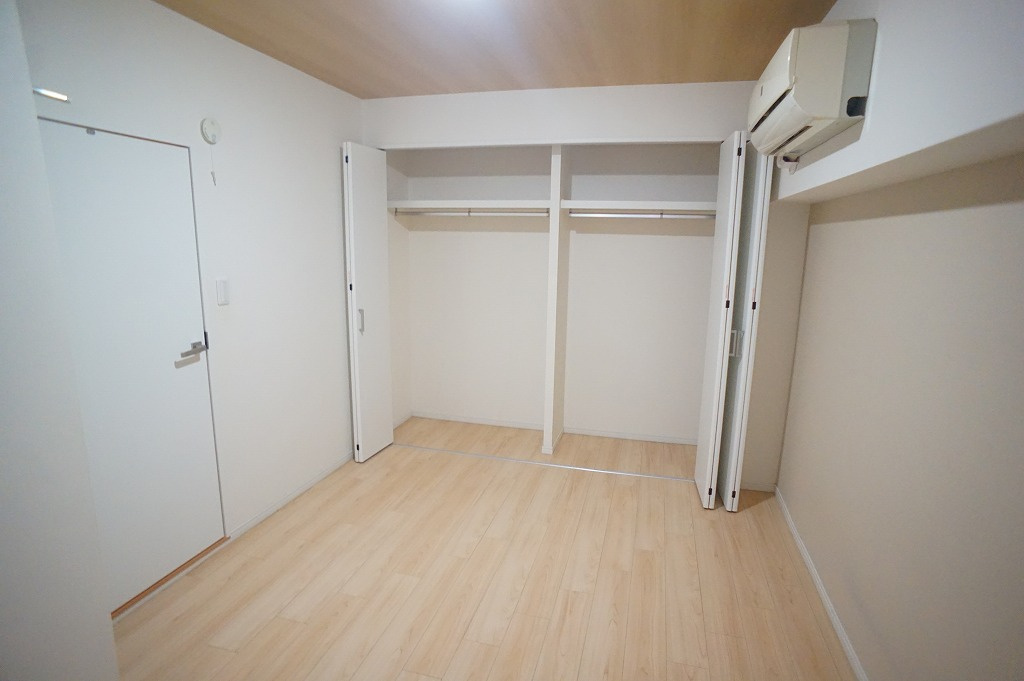 【洋室5.35帖】大容量のクローゼット完備です！通路側のお部屋ですがエアコン設置可能☆（隠ぺい配管施工）　