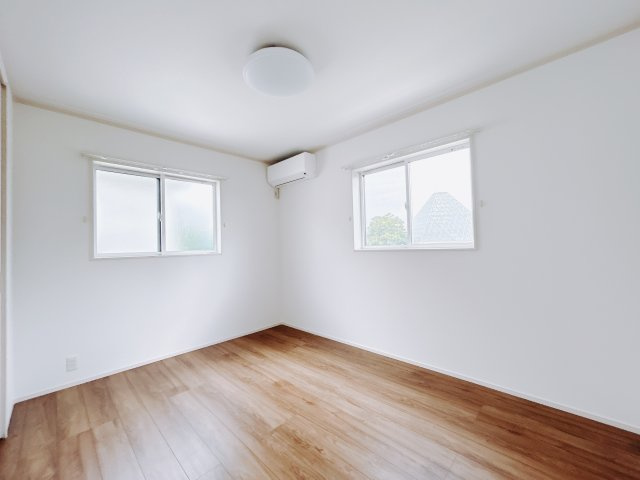 加須市上三俣　洋室B：エアコン設置済みの洋室です！引っ越し後に大変なエアコンの搬入・設置などが省けます！2面採光