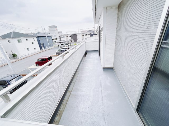 加須市上三俣　バルコニー：日当たり良好の広々バルコニー！南向きの洋室2部屋からアクセスでき、お洗濯物を干すのもラクラクです！