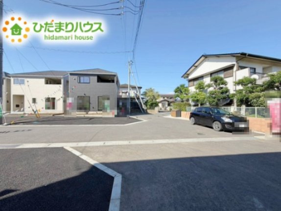 前面道路が広々のため駐車も楽々です！