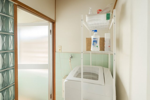 ゆったりとスペースのある洗面所