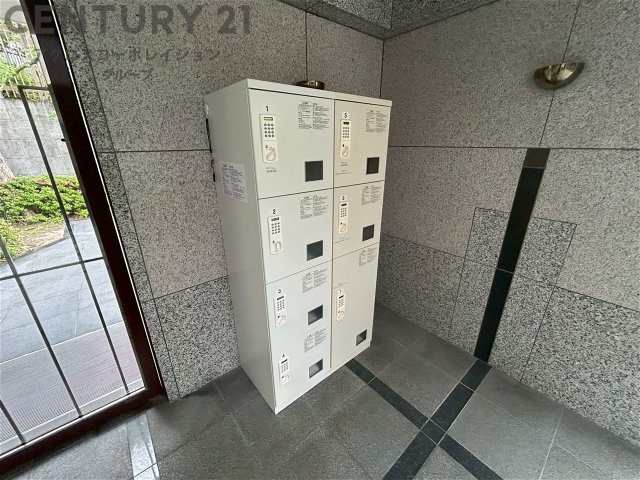 宅配ボックスは荷物の受け取りや配達が便利で安全です。不在時でも荷物が確保され、盗難や損傷のリスクが減少。受け取り時間の柔軟性が向上。外出先からでも荷物の受け取りや預けが可能となります。
