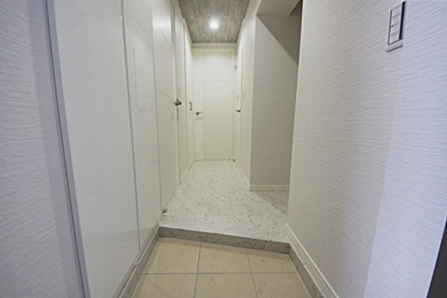 （同団地内弊社リフォーム施工例　玄関）家族の靴をスッキリ片付けられるシューズボックス