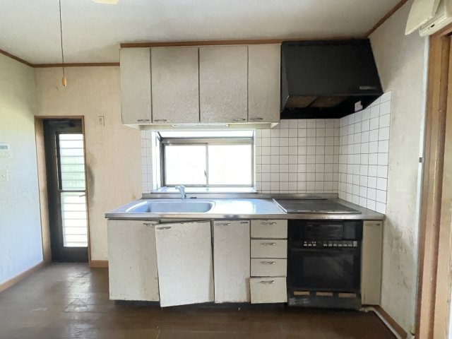 キッチン上部に窓がついており、換気をとることができます。