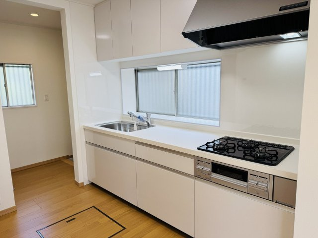 ～新規交換済、使い勝手の良いシステムキッチン～