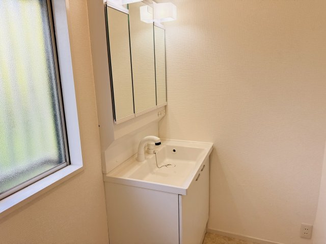 ～新規交換済、3面鏡付き独立洗面台　細々している物をスッキリ収納出来ます～