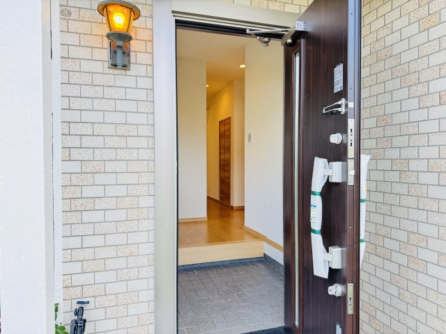 ～玄関は安心のWロックキーを採用～