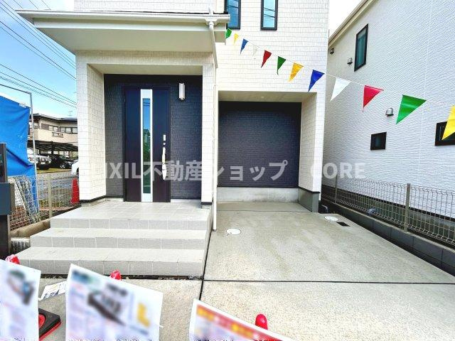 ゆったりとした駐車スペースを確保いたしましたので、大きめのお車でも駐車可能です。