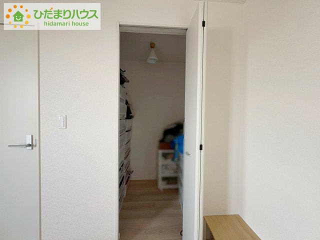 大容量のWICのある主寝室。夫婦の洋服もたくさん収納できます。