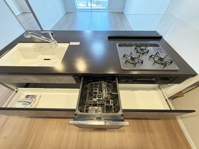 豊富な収納量と食洗器、浄水器、ガラストップコンロと充実の設備です。