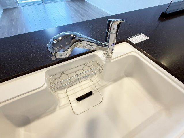 キッチンシンクです。浄水器付き水栓です。