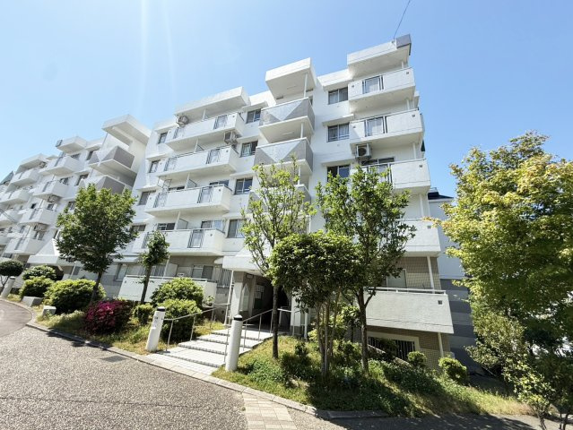 隣接棟との間隔もあり、開放感がございます。