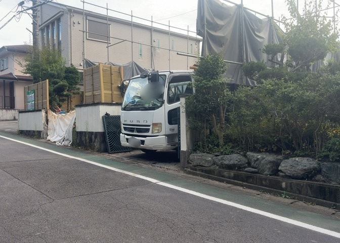 土地の形が極端に長細かったり、狭小地、あるいは道路との高低差がある傾斜地だった場合、後々売ろうとしても買い手がつかない場合もあります。後々、売却することになった時に価値の下がらない土地を選びましょう。