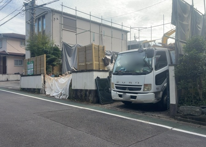 家を建てる場合、方位は要チェックです。現実的に日当たりのよい家ならばリビングは南側、建築基準法でも北側に当たる家への配慮は求められています。土地を見学に行く際は、方位磁針を持って行くようにしましょう。