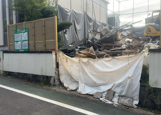 土地の前の道路に消火栓が設置されていることがあります。この場合、道路交通法第45条第1項により、駐車禁止の場所が指定されています。そのため、車庫などの駐車スペースをつくることができない場合があります。
