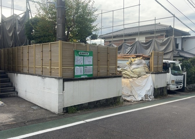 現地に行くなら、物件の周囲の地形がどうなっているかを見ることも大切です。周辺より低くなっている土地では、大雨などで水が集まりやすいため、地盤が弱くなっているということも考えられるため、注意が必要です。