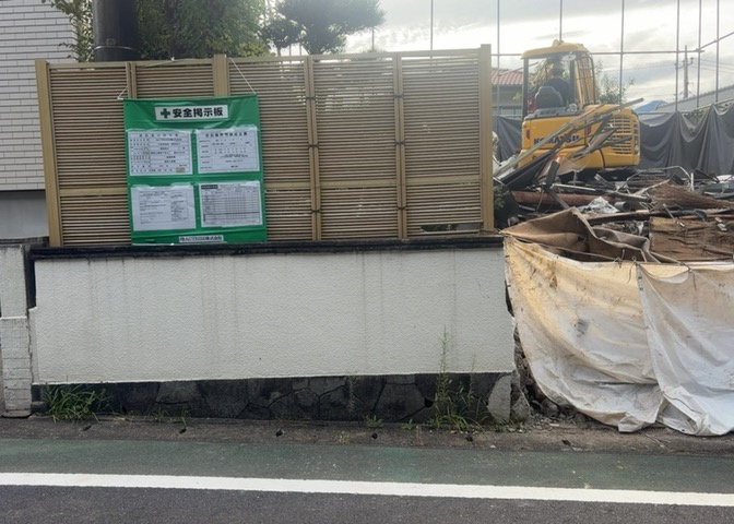 土地購入を検討されている場合、境界杭がない状態で購入してしまうと境界確定測量をする必要があり、費用がかかります。購入の前に、売主、隣土地所有者立ち合いのもと境界を確定し境界杭を設置するのがベストです。