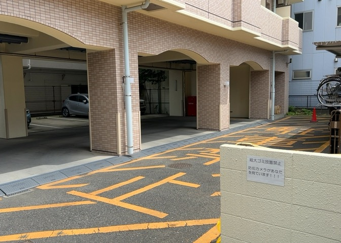 中庭（パティオ）とは、一つの建築物の内部に設けられた、壁などで囲われている庭のことを指します。コの字型、ロの字型が主流ですが、L字型の中庭もあります。最近では、インテリア性の高さからも人気があります。