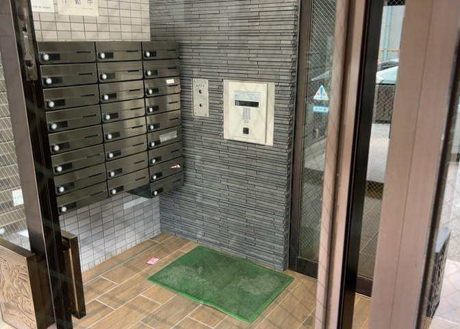 マンションのエントランスには、もともと風よけや防犯の役割がありますが、マンションによって宅配ボックスなどの設備が備わっている所もあります。日々の生活をイメージしながら生活しやすさをチェックしましょう。