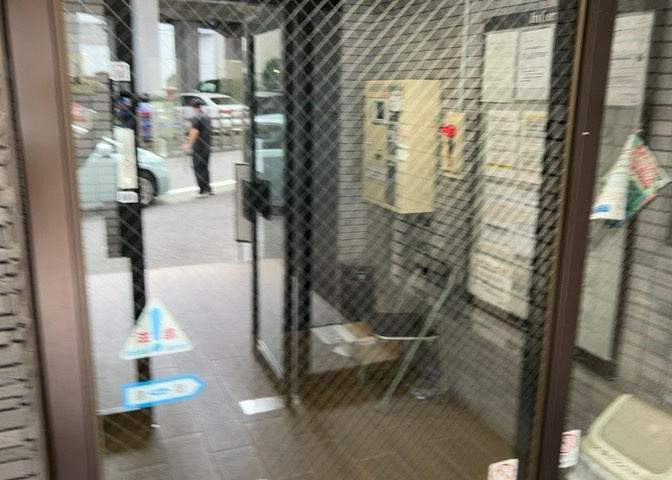 ラウンジは、マンションの共用スペースに椅子やテーブルなどを配置した利用者が寛げる空間です。屋内型ラウンジと屋外型ラウンジがあります。共用部分の管理状況と合わせて、詳細については現地でご確認ください。