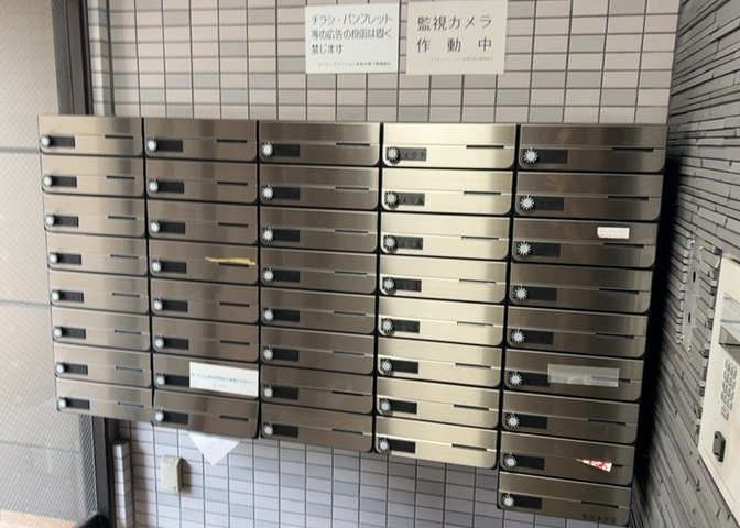エントランス付近に設置されている集合ポストは、住んでいる部屋と離れているため、ポストをあさるなど誰かに何かされていても被害に気づきにくいです。入居する時には他人に特定されにくい番号で鍵をかけましょう！