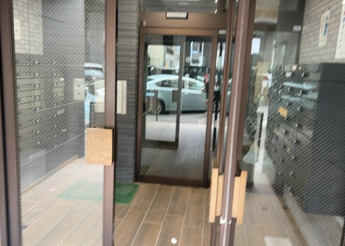 共用部分は、一棟の建物に住む区分所有者全員が共同で所有するとし、共用部分の管理、補修などは、区分所有者で形成される管理組合が行います。個人の判断で勝手に変更することはできませんので覚えておきましょう。