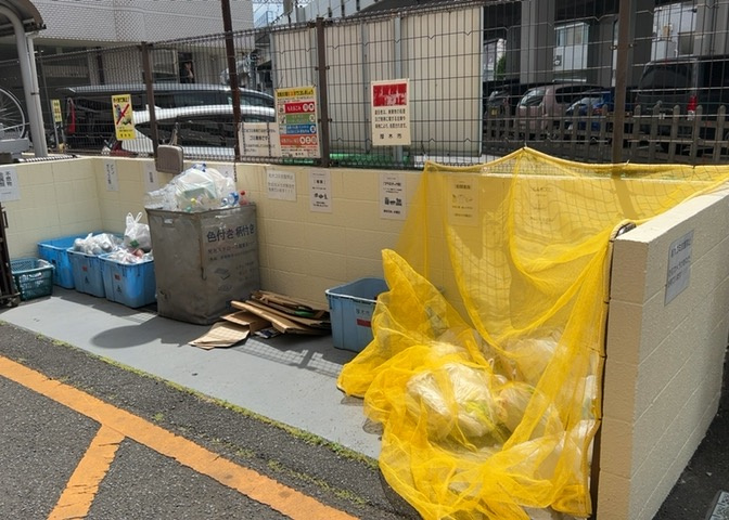 共有部分は、住民なら誰もが使える設備のこと。例えば駐車場やエレベーター、インターネット設備、セキュリティ設備などがあります。他にも、マンションの廊下・外部階段やエントランス・ゴミ置き場などがあります。