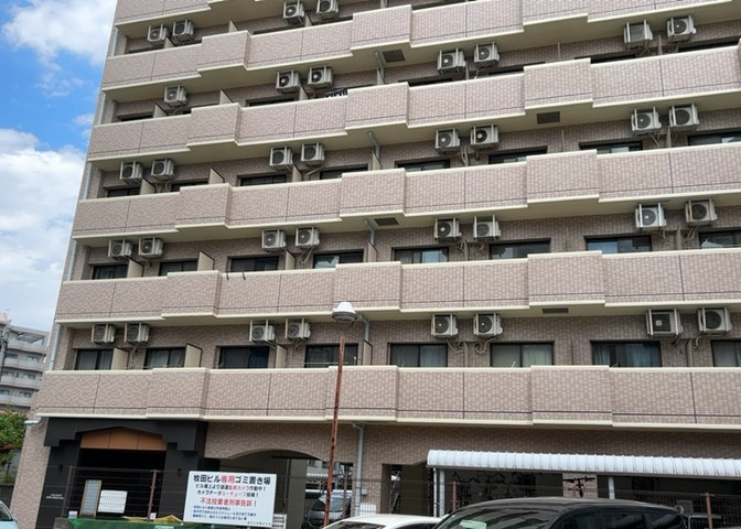 道幅が広い場所は日当たりや風通が良好です。幅が広いのですれ違いも可能ですし大きな車でも駐車可能！一方で、大型車が通ることも多くなるため交通量の増加により騒音に繋がります。また土地の値段が高くなります。