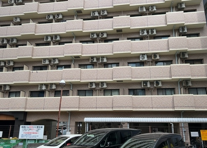 ＲＣ造、Reinforced　Concreteは直訳すると補強されたコンクリートです。主に柱や梁・床・壁が鉄筋とコンクリートで構成おり、鉄筋を組んだ型枠にコンクリートを流し込んで固めたものを指します。