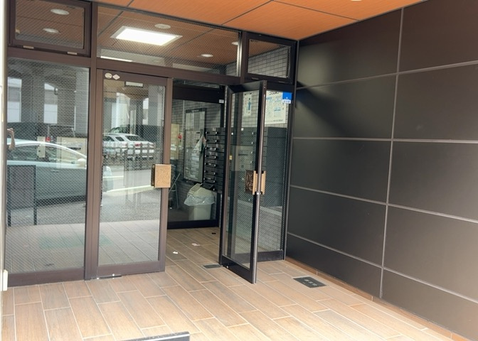 玄関は家の顔でもあり、家族以外の目にも止まる場所です。玄関は外との間を仕切る扉、靴などをしまっておく収納スペース、靴脱ぎのたたきスペース、来客とのやり取りをするドアホンなど複数のアイテムからなります。