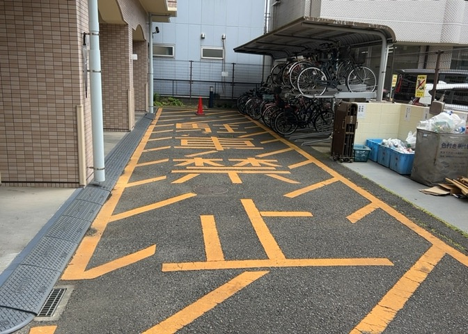 共有部分は、住民なら誰もが使える設備のこと。例えば駐車場やエレベーター、インターネット設備、セキュリティ設備などがあります。他にも、マンションの廊下・外部階段やエントランス・ゴミ置き場などがあります。