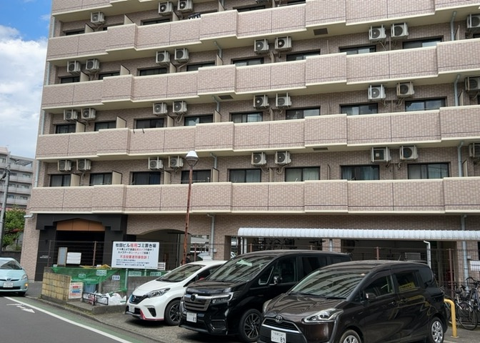 一般的なバルコニーは、奥行1.5ｍ程ですが、ワイルドバルコニーは2ｍまで広がっています。そのため洗濯物の間隔をあけ干すことができ、乾きやすいというメリットや、ガーデニングが楽しめる等の特徴があります。